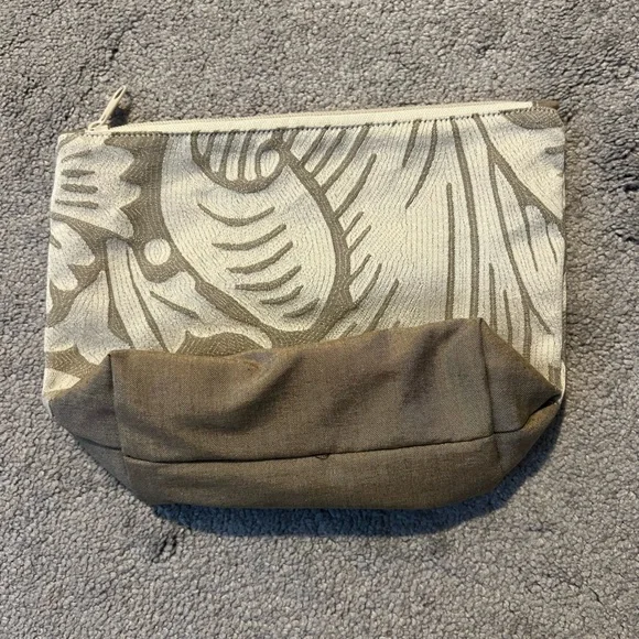 Elegant Beige and Cream Travel Bag - Picture 2 of 5